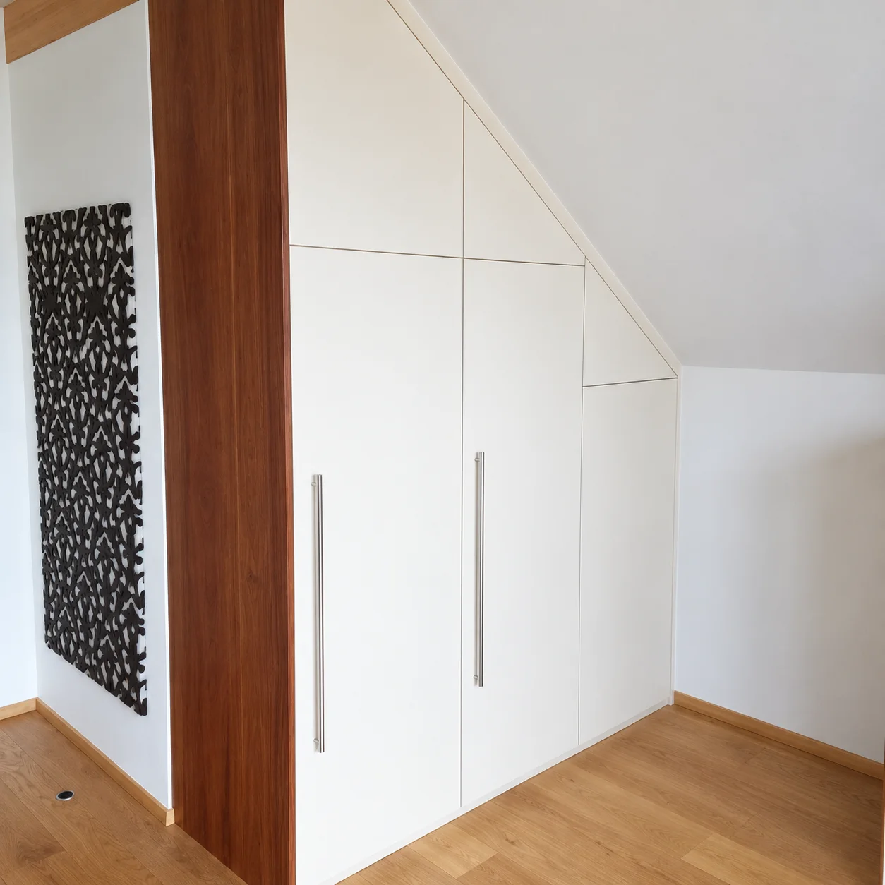 Einbauschrank unter einer Dachschräge