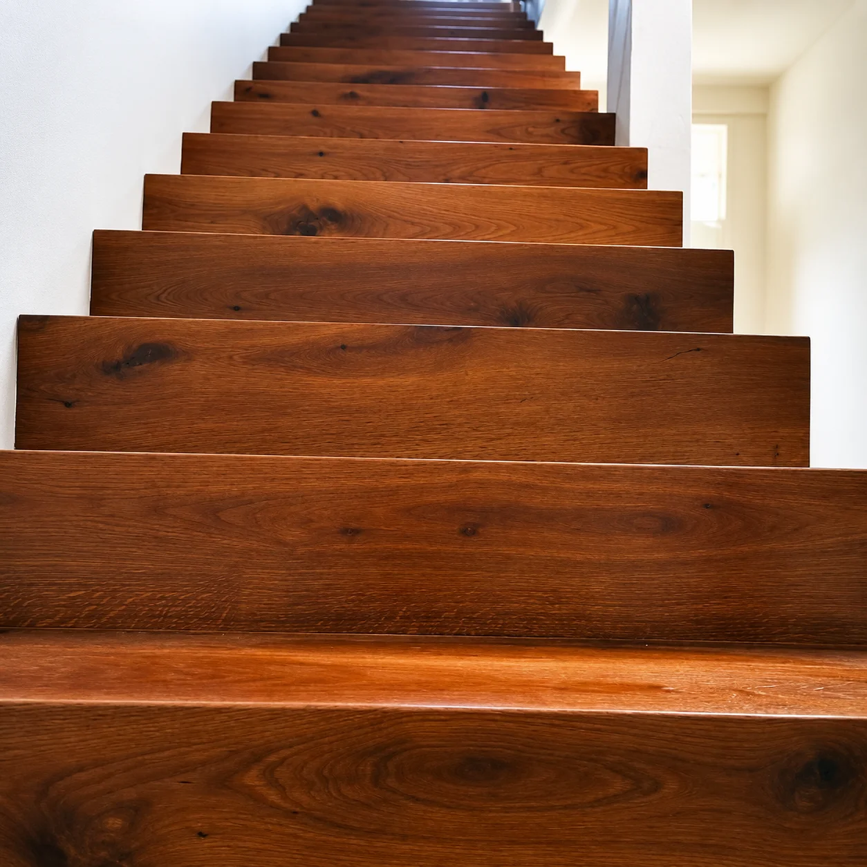 Holztreppe mit warmem, natürlichem Holzbild